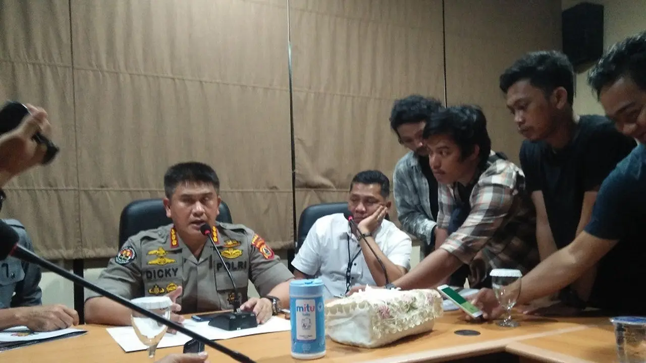 Unit Tipikor Dit Reskrimsus Polda Sulsel resmi merilis penetapan tersangka kasus dugaan korupsi pembangunan ruang belajar dan asrama putra-putri Madrasah Aliyah Negeri Insan Cendekia Kabupaten Gowa, Sulsel (Liputan6.com/ Eka Hakim)