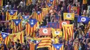 Para suporter Barcelona memberikan dukungan kepada Republik Katalunya saat melawan Girona pada laga La Liga Spanyol di Stadion Montilivi, Girona, Sabtu (23/9/2017). Girona kalah 0-3 dari Barcelona. (AFP/Josep Lago)