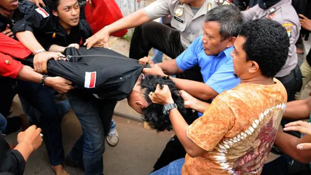 Berniat Segel POM Bensin, Aksi Demo Mahasiswa Bentrok