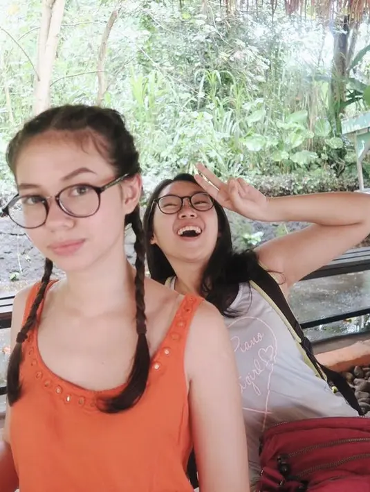 Konsisten dengan kepang duanya sejak lama, Yuki tampil dengan atasan oranye tanpa lengan.  [Instagram/@Yukikt]