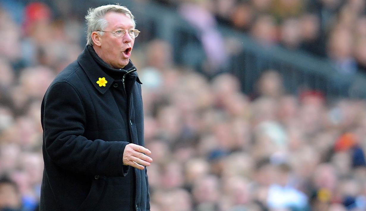 Manajer Manchester United, Sir Alex Ferguson, memberikan instruksi kepada anak asuhnya saat melawan Liverpool. Meski kalah, pada musim ini Setan Merah tetap berhasil meraih gelar Liga Inggris. (AFP/Andrew Yates)
