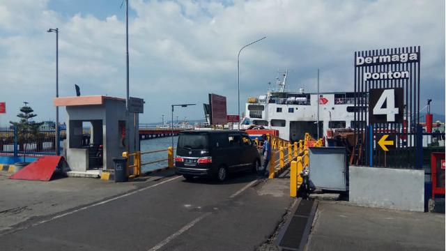 Usai Rusak Diterjang Ombak Dermaga Ponton Pelabuhan