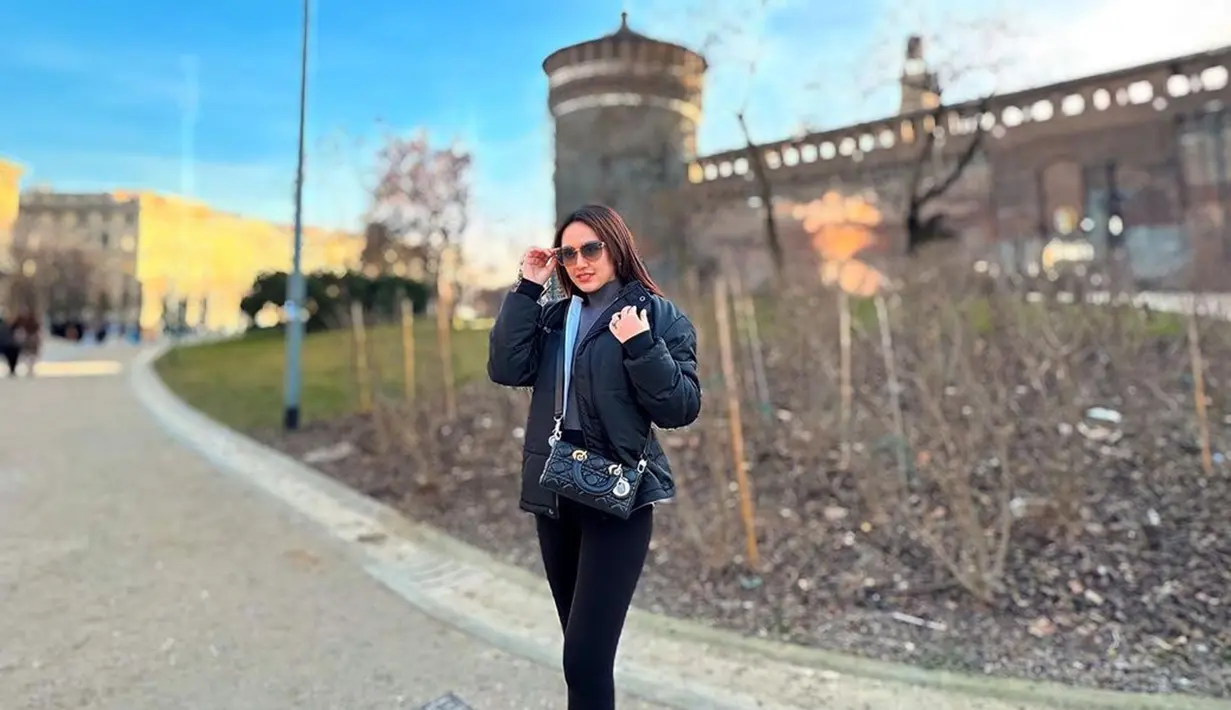 Penampilan Happy Asmara selama liburan di Eropa juga tak lepas dari sorotan netizen. Dirinya terlihat tampil stylish dengan berbagai long coat yang digunakan. (Liputan6.com/IG/@happy_asmara77)