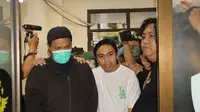 Musikus Virgoun digiring untuk menjalani pemeriksaan kesehatan usai ditangkap jajaran Polres Metro Jakarta Barat terkait kasus narkoba. Dia ditangkap bersama seorang wanita di sebuah kos kawasan Jakarta Selatan. (Foto: Dokumentasi Polres Jakbar)