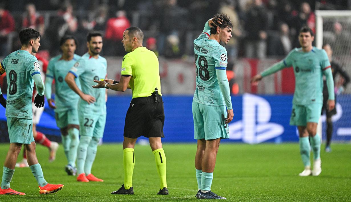 Reaksi kecewa pemain Barcelona, Marc Guiu (kedua kanan) setelah timnya kalah 2-3 pada laga lanjutan Grup H Liga Champions 2023/2024 di Bosuilstadion, Antwerp, Belgia, Kamis (14/12/2023) dini hari WIB. Meskipun kalah, Blaugrana berhasil lolos ke babak selanjutnya dengan predikat juara grup. (AFP/John Thys)