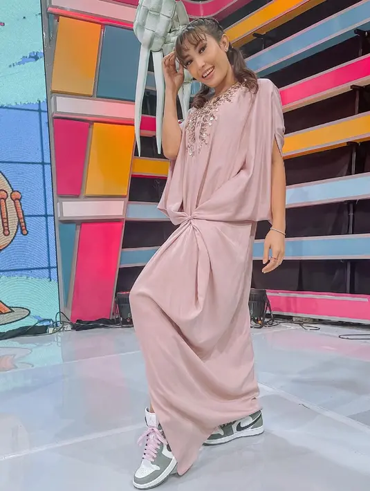 Keuinikan lainnya adalah paduan kaftan dan sneakers. Kali ini Ayu Dewi bereksplorasi dengan sneakers untuk memaksimalkan kaftan yang digunakannya.  [Foto: Instagram/ AyuDewi]