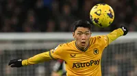 Hwang Hee-chan, striker Korea Selatan yang kini tengah menjalani musim ketiga bersama Wolverhampton Wanderers, tercatat telah mencetak 10 gol hingga pekan ke-19 Premier League 2023/2024. Ia hanya membutuhkan 8 gol lagi untuk melewati capaian Raul Jimenez sebagai top skor Wolverhampton Wanderers dalam satu musim Premier League Liga Inggris dengan 17 gol. (AFP/Glyn Kirk)