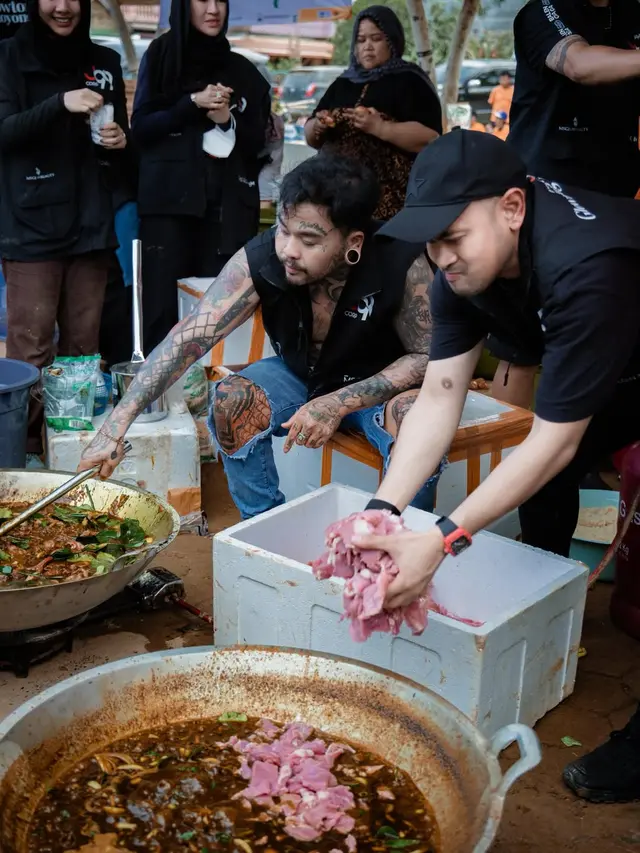 6 Potret King Abdi Bantu Masak di Dapur Umum Korban Banjir Aceh Tamiang