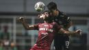 Pemain Persis Solo, Heri Susanto (kiri) berduel udara dengan pemain Rans Cilegon FC, Kurniawan dalam laga final Liga 2 2021 di Stadion Pakansari, Bogor, Kamis (30/12/2021). (Bola.com/Bagaskara Lazuardi)