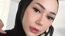 Makeup sederhana namun juga terlihat natural yang digunakan oleh Aura Kasih juga tak luput dari sorotan. Tak sedikit pula netizen yang memberikan pujian terhadap penampilannya ini. (Liputan6.com/IG/@aurakasih)