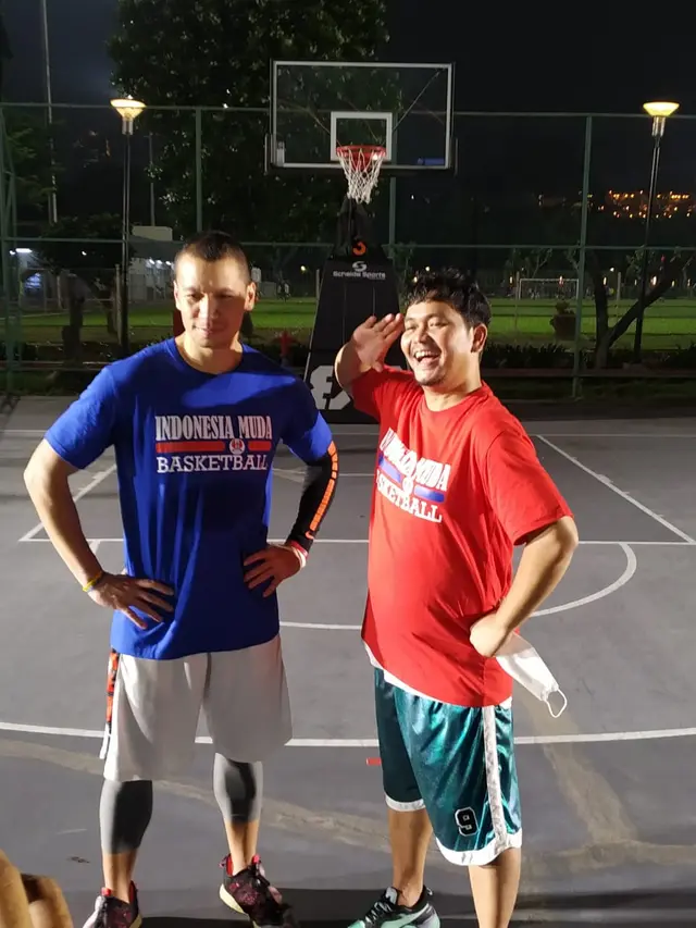 Indra Bekti dan Samuel Rizal ngabuburit bersama tim basket Indonesia Muda dan anak-anak yatim