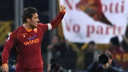 AS Roma's forward Francesco Totti celebrates after scoring against Bordeaux during their Champions league group A football match on December 9, 2008 at Olympic stadium in Rome. AFP PHOTO / FILIPPO MONTEFORTE 