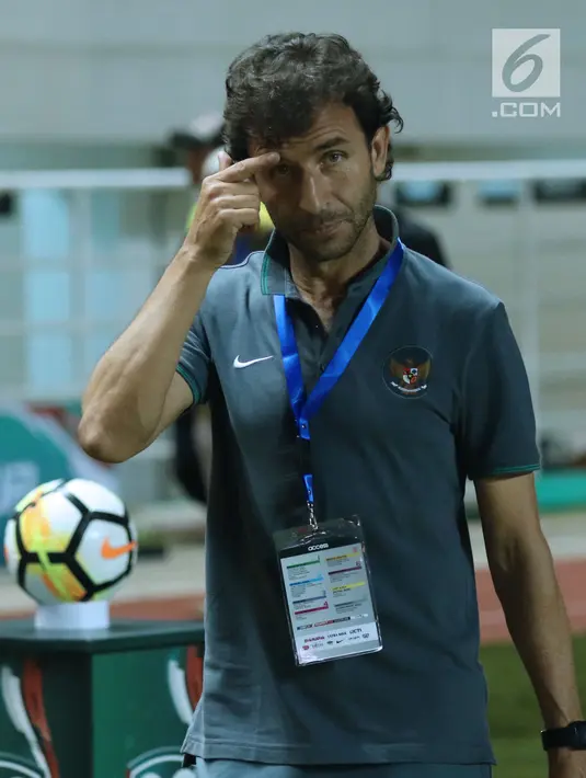 Pelatih Indonesia U-23, Luis Milla jelang melawan Bahrain pada laga PSSI Anniversary 2018 di Stadion Pakansari, Kab Bogor, Jumat (27/4). Indonesia kalah 0-1. (Liputan6.com/Helmi Fithriansyah)