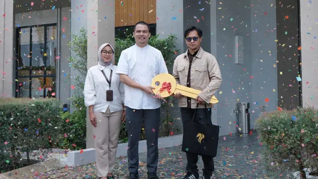 Serah terima kunci rumah kepada customer Parkland Podomoro Karawang (Dok. Podomoro)