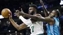 Pemain Boston Celtics, Jaylen Brown (7) mengumpan bola melewati adangan pemain Hornets, Michael Kidd-Gilchrist pada laga NBA basketball game di TD Garden, Boston, (10/11/2017) waktu setempat. Boston Celtics menang 90-87. (AP/Michael Dwyer)