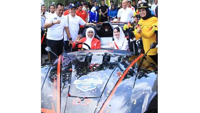 6 Potret Gaya Arumi Bachsin saat Lakukan Kunjungan Kerja, Tetap Memesona