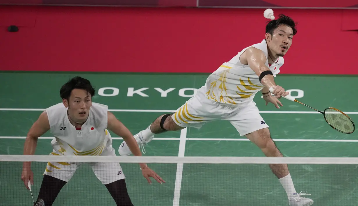 Memasuki gim kedua, Takeshi Kamura/Keigo Sonoda balik menekan Mohammad Ahsan/Hendra Setiawan. Unggul 11-8 saat interval, pasangan Jepang terus memimpin perolehan angka, hingga akhirnya menutup gim kedua dengan skor 21-16. (Foto: AP/Dita Alangkara)