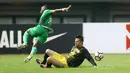Aksi pemain Bhayangkara FC, Gay Junior (kiri) berebut bola dengan pemain Barito Putra pada laga Liga 1 2017 di Stadion Patriot, Bekasi, Selasa (4/7/2017). Barito menang 1-0. (Bola.com/Nicklas Hanoatubun)