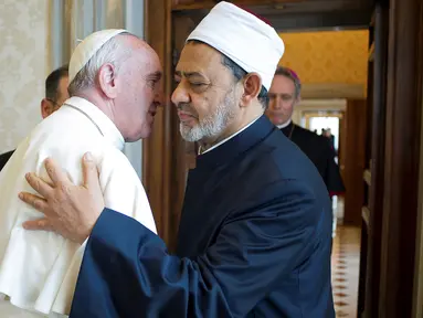 Paus Fransiskus bertemu (kiri) memeluk Imam Besar Al-Azhar Sheikh Ahmed Mohamed el-Tayeb di Vatikan, Senin (23/5). Pelukan bersejarah ini sekaligus menjadi awal pemulihan hubungan yang membeku selama lima tahun terakhir. (Handout/Osservatore Romano/AFP)