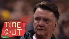 Manajer Manchester United, Louis van Gaal, tak ingin ambil pusing mengenai kritikan Rio Ferdinand dan Paul Scholes usai menelan kekalahan 0-2 dari Liverpool dalam laga leg pertama 16 besar Liga Europa.