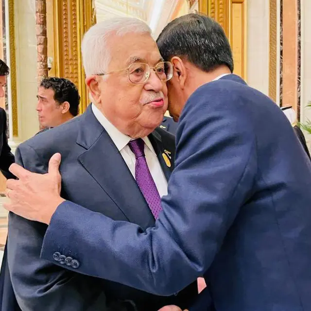Bertemu di KTT OKI, Jokowi Rangkul Presiden Palestina dan Sampaikan Keprihatinan
