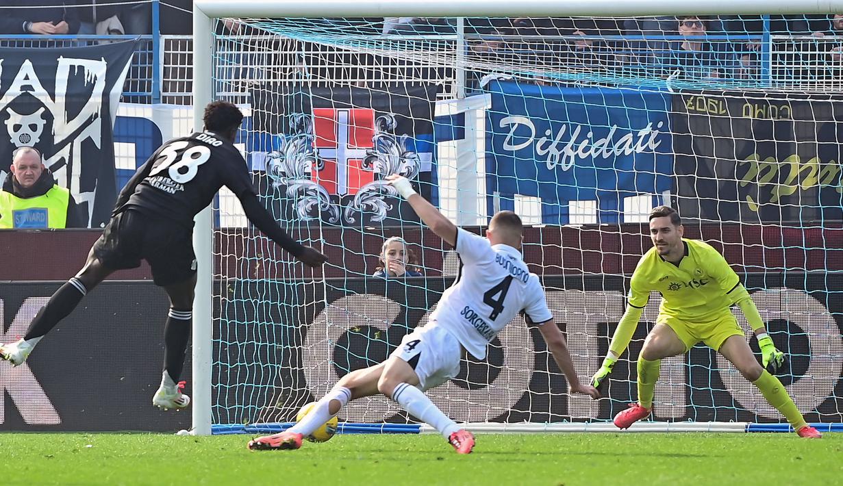 Pemain Como, Assane Diao mencetak gol kemenangan ke gawang Napoli dalam laga lanjutan Liga Italia 2024/2025 di Giuseppe-Sinigaglia Stadium, Como, Italia, Minggu (23/02/2025) waktu setempat. (AFP/Piero Cruciatti)
