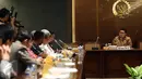 Wakil Ketua DPR Fadli Zon mendengarkan pernyataan pengurus keluarga besar HMI di ruang rapat pimpinan DPR di Komplek Parlemen, Senayan, Jakarta, Jumat (11/11). Pertemuan tersebut membahas penangkapan  sejumlah aktivis HMI. (Liputan6.com/Johan Tallo)