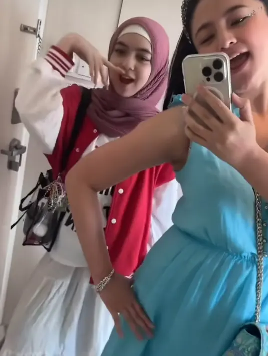 <p>Sienna pun memadukannya dengan jaket varsity warna merah dan putih pada lengannya. Ia tetap istiqomah mengenakan kerudung pashmina pink dengan ciput putihnya. [@marshanda99]</p>