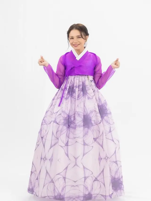 Tampil Menawan, Ini 5 Potret Rossa Pakai Hanbok Motif Batik