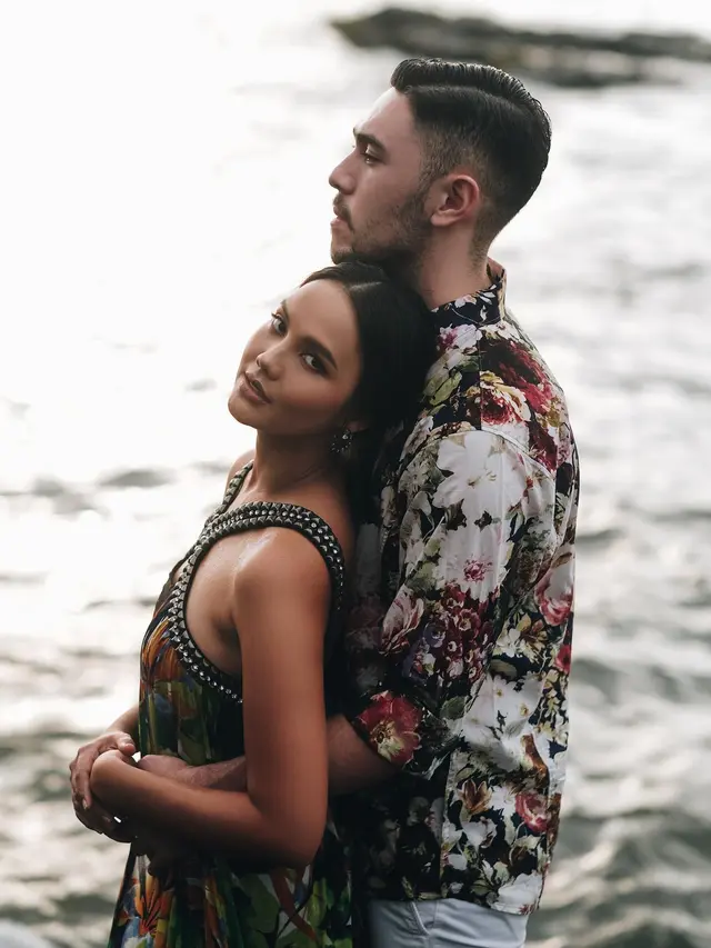 7 Prewedding Valerie Krasnadewi dan Kekasih di Pinggir Pantai Ini Curi Perhatian