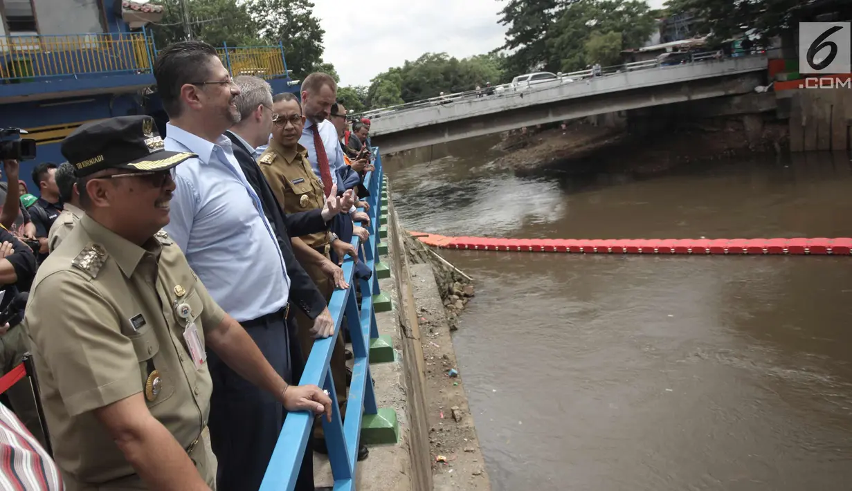 Gubernur DKI Jakarta Anies Baswedan (tengah) saat melakukan memantau Pintu Air Manggarai, Jakarta, Selasa (30/1). Sebagai Ibu Kota, Jakarta menghasilkan sekitar 7.000 ton sampah per hari. (Liputan6.com/Arya Manggala)
