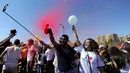 Peserta bersuka cita saat mengikuti acara marathon bertajuk 'I Love Damaskus' di Umayyah Square Damaskus, Suriah, Jumat (7/10). (REUTERS / Omar Sanadiki)