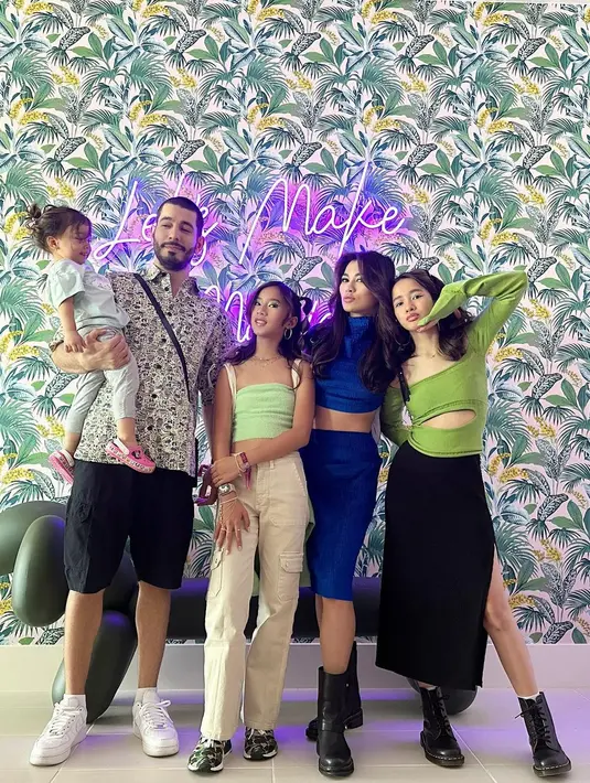 Menghadiri Festival Coachella bersama suami dan anak-anaknya, ia tampil begitu memukau. [Foto: Adinda Bakrie/ Instagram]