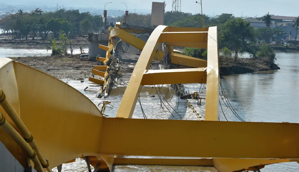Salah satu landmark Kota Palu, Jembatan Kuning yang ambruk akibat gempa dan tsunami di Sulawesi Tengah, Rabu (3/10). Jembatan itu memiliki panjang 250 meter, selebar 7,5 meter dengan tinggi lengkung 20,2 meter . (AFP PHOTO / ADEK BERRY)