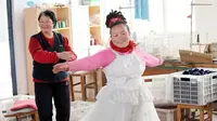 Masa Lalu Kelam, Wanita ini Tak Mau Lepas Baju Pengantinnya