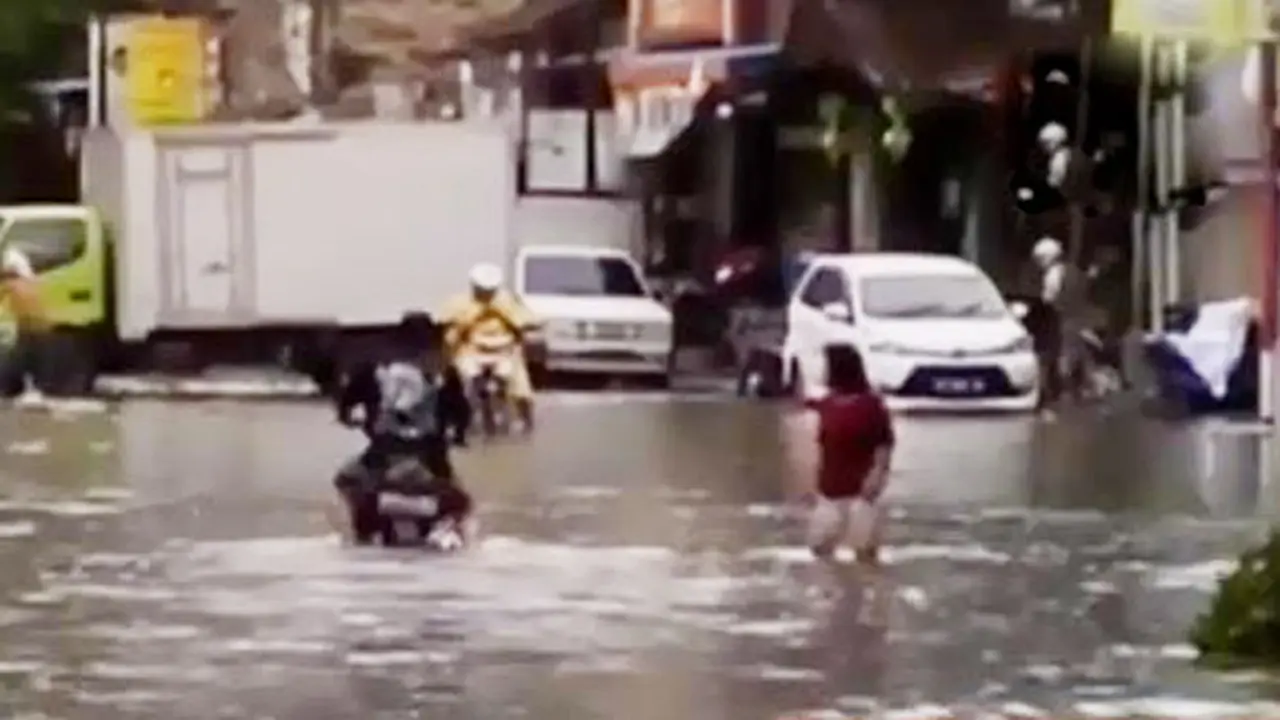 Banjir Rendam Pertokoan hingga Safari Ramadan di Madiun