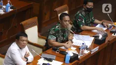 Wakil Menteri Pertahanan Letjen TNI Muhammad Herindra (kiri) bersama Panglima TNI Jenderal TNI Andika Perkasa (tengah) dan Kasal Laksamana TNI Yudo Margono (kanan) mengikuti rapat kerja bersama Komisi I DPR di kompleks Parlemen, Jakarta, Kamis (24/3/2022). (Liputan6.com/Angga Yuniar)