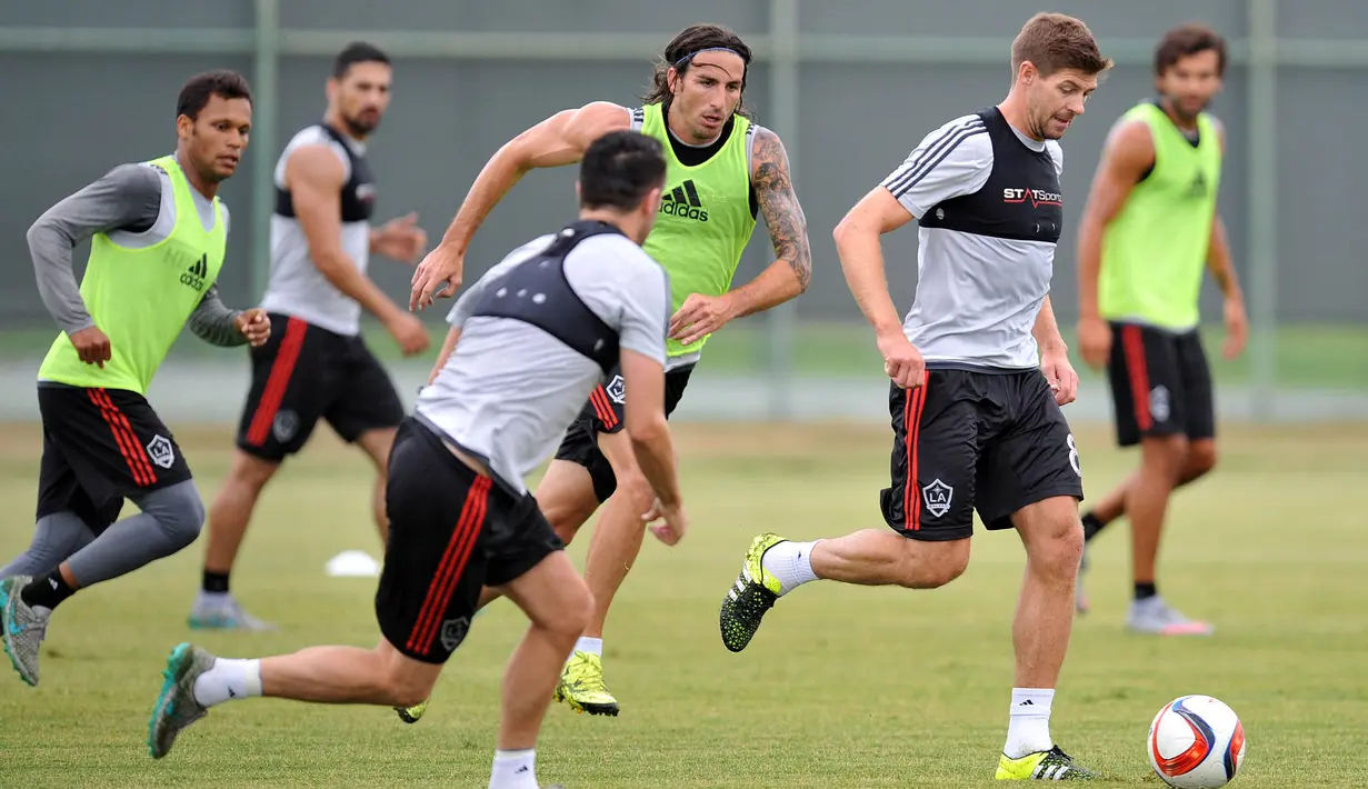 Gelandang LA Galaxy, Steven Gerrard (kedua kanan) saat mengikuti latihan perdananya di Stubhub Center, Amerika Serikat (7/7/2015). Gerrard akan melakoni debut di laga pra musim kontra America 11 Juli mendatang.  (REUTERS/Gary A. Vasquez-USA TODAY)