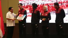 Timnas Bola Voli SEA Games 2023 Kamboja sukses menjadi juara umum dengan merebut total 2 medali emas, 1 perak dan 1 perunggu. Keberhasilan ini sekaligus menjadi hattrick setelah pada SEA Games 2019 dan 2021 juga mencetak torehan serupa. Dua medali emas di Kamboja diraih dari nomor bola voli indoor putra dan bola voli pantai putra, sementara medali perak dari nomor bola voli pantai putri dan perunggu dari nomor bola voli indoor putri. Atas raihan tersebut, PP PBVSI melalui Ketua Umum Imam Sudjarwo memberikan apresiasi kepada para pemain, pelatih dan manajer tim dalam acara penyambutan Timnas Bola Voli SEA Games 2023 sekaligus perkenalan pengurus PP PBVSI masa bakti 2023-2027 yang digelar di Ballroom Hotel Sultan, Senayan, Jakarta, Rabu (24/5/2023). (Bola.com/Bagaskara Lazuardi)