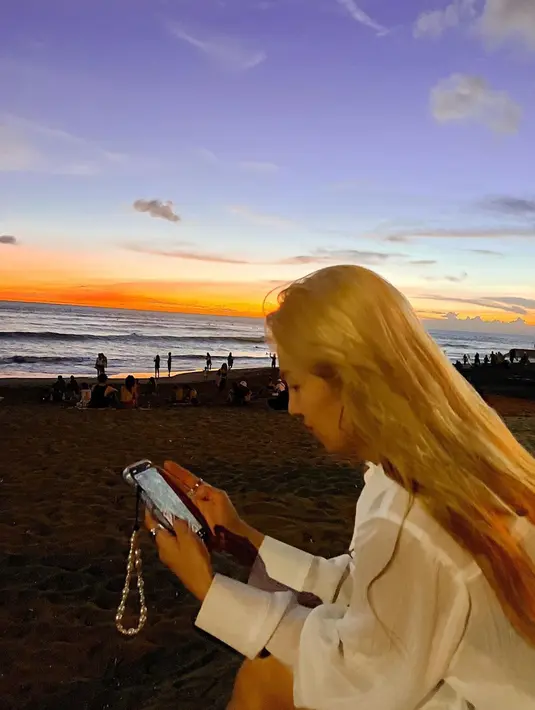 Mengunjungi pantai selama berada di Bali menjadi salah satu kegiatan yang sepertinya wajib dilakukan. Begitu pula yang dilakukan oleh wanita 33 tahun ini. (Liputan6.com/IG/@hyoyeon_x_x)