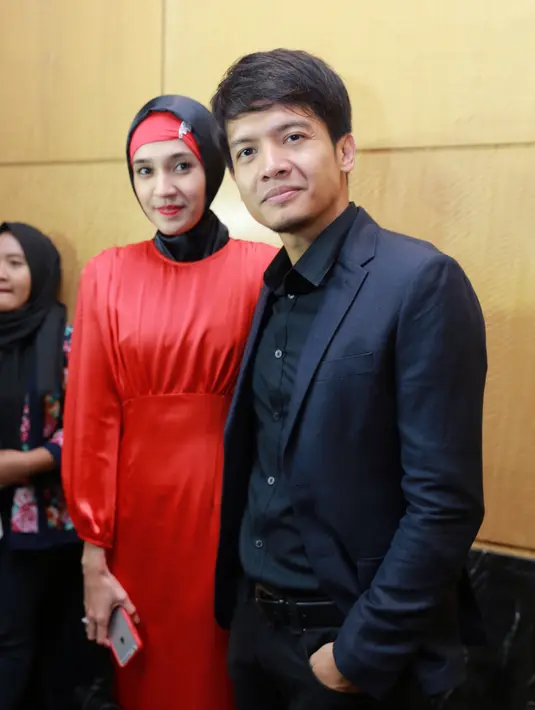 "Komentar pertama suami setelah tahu kalau aku mau serius berhijab dia (Dimas Seto) seneng banget," tukasnya. (Galih W Satria/Bintang.com)