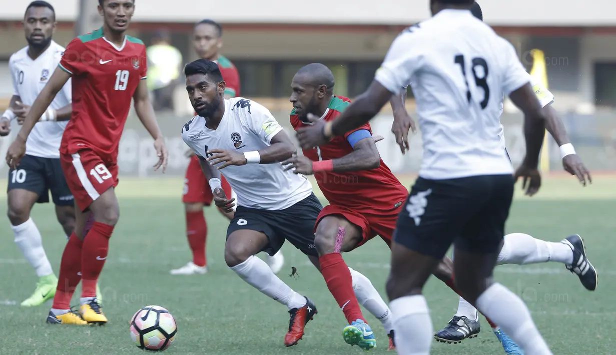 Pemain Timnas Indonesia, Boas Solossa, berusaha melewati pemain saat pertandingan melawan Fiji pada laga persahabatan di Stadion Patriot, Bekasi, Sabtu, (2/9/2017). Skor berakhir imbang 0-0. (Bola.com/M Iqbal Ichsan)