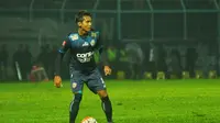 Pemain Arema Cronus, Hendro Siswanto kembali bermain sebagai bek kanan saat menang atas Persija Jakarta 1-0, Minggu (19/6/2016). (Bola.com/Iwan Setiawan)