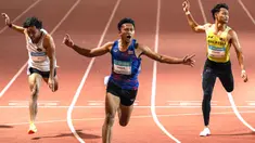 Atlet Indonesia, Lalu Muhammad Zohri (kiri) saat melewati garis finis dalam final lari 100 meter putra SEA Games ke-33 di Suphachalasai National Stadium, Bangkok, pada Kamis 11 Desember 2025. Sprinter kebanggaan Indonesia Lalu Muhammad Zohri harus puas dengan meraih medali perak cabang olahraga atletik nomor 100 meter putra SEA Games 2025. (Chanakarn LAOSARAKHAM/AFP)