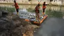 Petugas membersihkan sampah plastik yang mengapung di aliran anak Sungai Ciliwung, Pasar Baru, Jakarta, Selasa (6/8/2019). Perilaku buruk sebagian masyarakat yang membuang sampah sembarangan menyebabkan petugas harus membersihkan sungai setiap hari. (Liputan6.com/Immanuel Antonius)