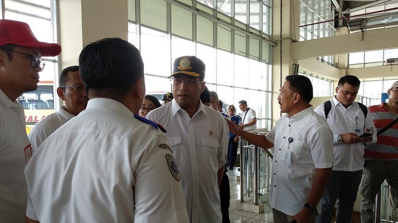 Menhub Budi Karya Cek E-Ticketing di Terminal Pulo Gebang (Liputan6.com/Maulandy Rizky Bayu Kencana)