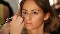 Agar setiap hari kamu terlihat mempesona, terapkan makeup simpel ini deh.