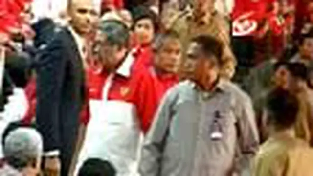 Penonton Berulah, Presiden Pergi