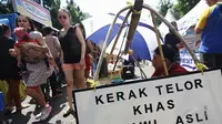 Jajanan Betawi, kerak telor menjadi salah satu makanan khas yang juga masih diminati (Liputan6.com/Faizal Fanani)