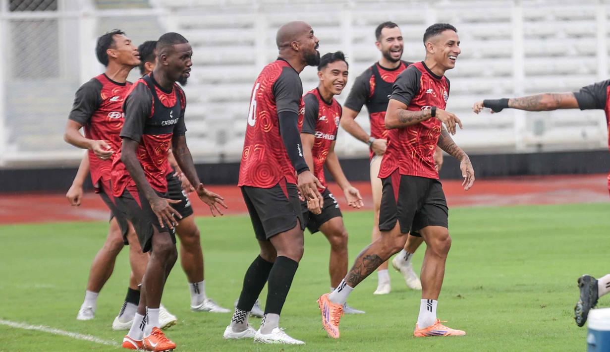 Fokus penuh dari seluruh pemain Persija diharapkan mampu mempertahankan performa sekaligus mengamankan poin penting demi menjaga posisi dalam persaingan klasemen. Tampak dalam foto, pemain Persija saat melakukan latihan di Stadion Madya, Kompleks Gelora Bung Karno, Senayan, Jakarta, Jumat (2/1/2026). (Bola.com/Abdul Aziz)